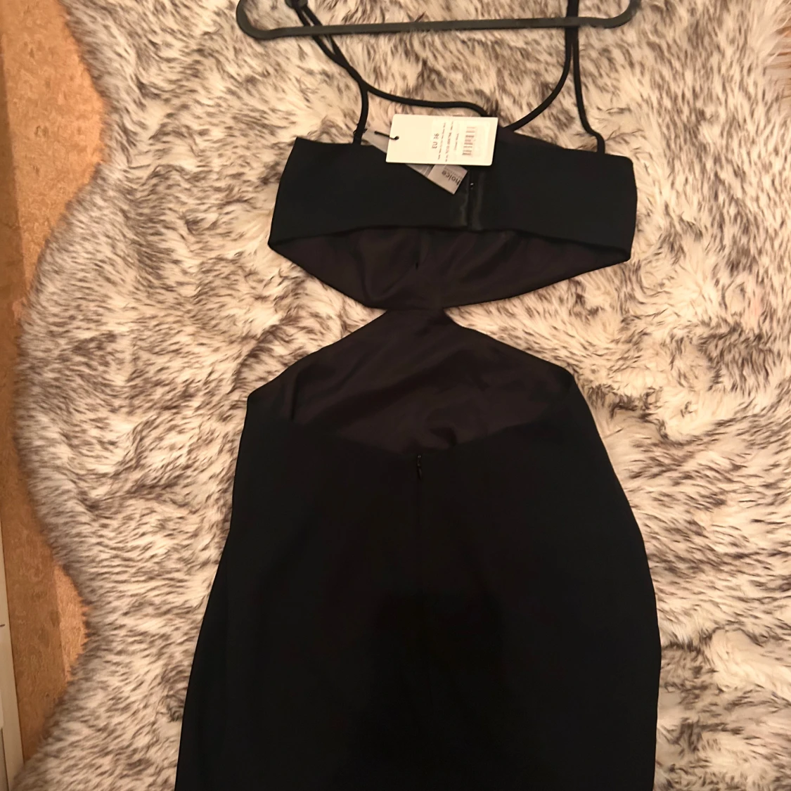 Svart cut out klänning från Choice/NAKD  - 1