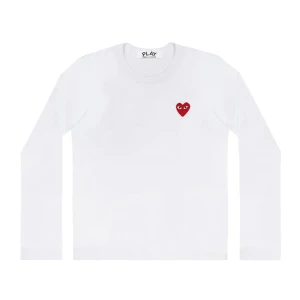 Vit långärmad tröja Comme des Garçons - Säljer en vit långärmad tröja från Comme des Garçons Play med det ikoniska röda hjärtat med ögon broderat på bröstet. Tröjan är i bomull och har en klassisk passform med rund hals. Perfekt för dig som gillar stilrena och trendiga plagg.