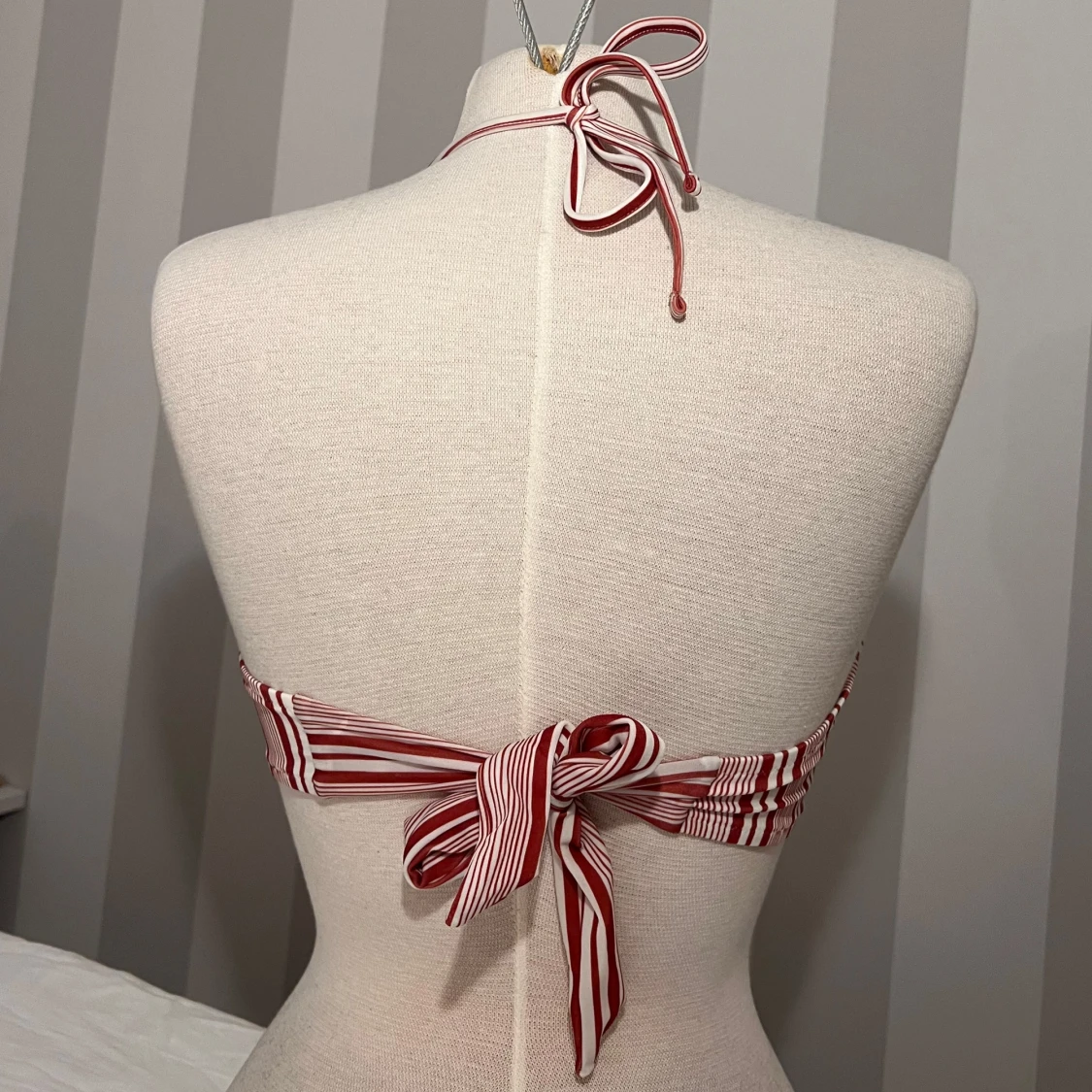 Rödvit randig bikini med knyt - 1