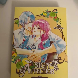 A Sign of Affection Omnibus 4-6 - Följ en söt och romantisk berättelse om Yuki och Itsuomi i denna manga-omnibus. Perfekt för dig som gillar kärlek, manga och inspirerande karaktärer. Innehåller volym 4-6 av serien som inspirerade animeversionen.