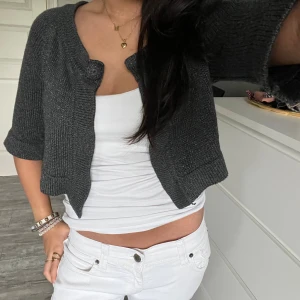 bolero från Massimo Dutti - säljer denna mörkgråa boleron från Massimo Dutti, lappen med storlek finns inte på men skulle säga att den passar XS/S möjligen M🌸