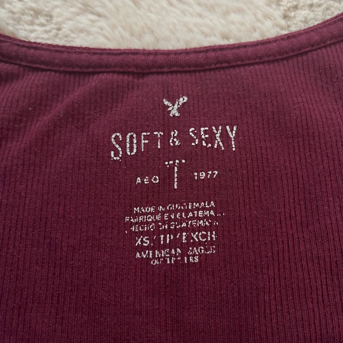 Vinröd ribbad topp från American Eagle - 1