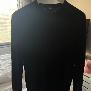 Mörkblå Crewneck från Uniqlo - Säljer en stilren mörkblå Crewneck från Uniqlo i storlek M. Tröjan har rund halsringning, perfekt för lager-på-lager under kyliga dagar. Enkel och klassisk design som funkar till det mesta. M/S