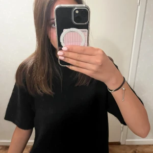 Svart stickad t-shirt från Gina Tricot - Svart stickad t-shirt från Gina Tricot i mjuk ullblandning.  Använd en gång prislapp finns 