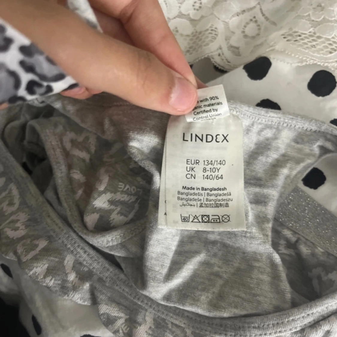 Vit spetsig linnetopp & grå hjärtmönstrad topp - 2