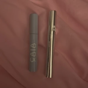 CAIA mascara duo: Waterproof & Serum - Två mascaror från CAIA: en ljusblå waterproof mascara i plast och en metallicfärgad Faux Real Serum Mascara. Snygga tuber med modern design, perfekta för att ge fransarna volym och längd. Båda är smidiga att ha med i väskan. Dom är bara öppnad efter att kolla till borsten annars oanvända! Båda för 300
