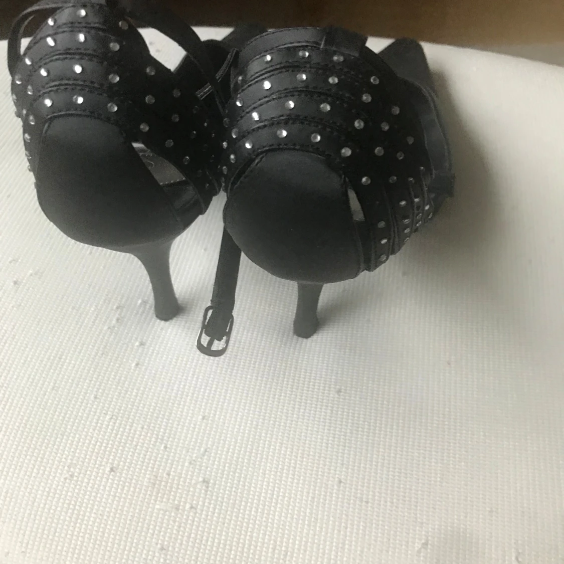 Svarta pumps med nitar och spetsig tå - 1