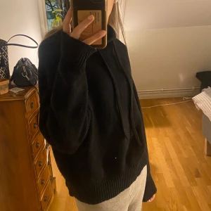 svart stickad hoodie från zara  - säljer den här stickade hoodie i storlek s från zara. nästan aldrig använd så den är i toppen skick! pris kan självklart diskuteras💗