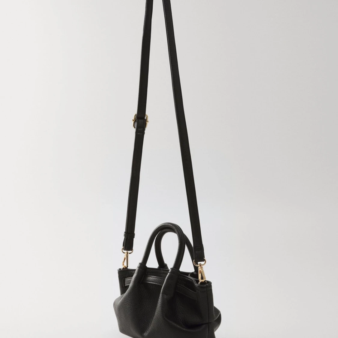 Svart handväska med axelrem - 2