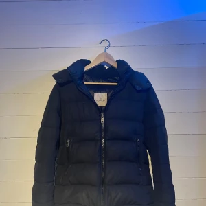 Moncler jacka - Säljer denna feta dunjackan från moncler som passar perfekt till vintern, tar emot byten, pris kan diskuteras✅😁