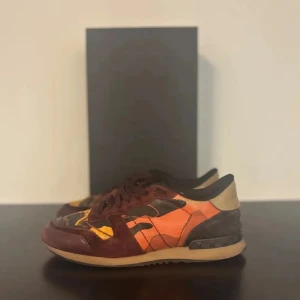 Valentino Rockrunner camo - Tvär feta rockrunners  tar även emot byten som är i väldigt bra skick  priset är inte hugget i sten. Tar även emot byten😀 skriv vid minsta lilla fråga👍