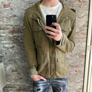 Saint Laurent Field Jacket - Mycket fint skick, inga defekter. Storlek 48/S passar dig som är mellan 175-185cm ungefär. Nypris ca 15 000kr och mycket ovanlig. Den är självklart äkta, kolla gärna på recensionerna vid osäkerhet🙌Modellen är 185 cm, 79 kg. Skriv för mer information!🤝