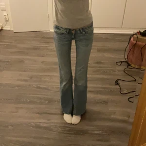 Ultra low-rise bootcutjeans - Säljer ett par sjukt snygga jeans från Only i ljusblå denim. Byxorna har låg midja, klassiska fem fickor och dragkedja med knapp. Perfekt passform med lite utsvängda ben och cool tvättad look. Säljer eftersom de inte kommer till användning längre. Stretchiga.💞Strl 25/32