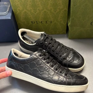 Gucci ace  - Sjukt feta Gucci skor i extremt bra skick inget og tillkommer och det är bara att höra av dig vid frågor 