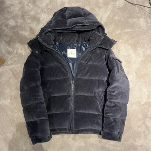 Moncler maya Corduroy - Tja säljer denna unika moncler jacka som är i manchestertyg. Köptes förra vintern här på plick. Skick 9/10 själv har jag använt den väldigt lite. Priset beror på att de inte finns något kvitto samt lite användning men ska dock inte finnas några kopior på denna modellen!  Vid frågor och funderingar är de bara att höra av sig👍