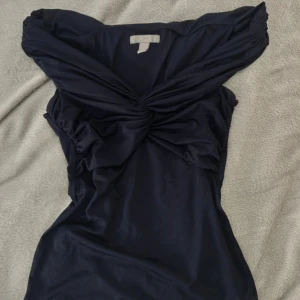 Marinblå off shoulder topp  - Super populär och super snygg off shoulder topp från H&M , aldrig använd därav i nyskick 😗💗💗