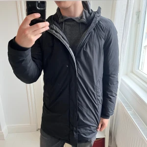 Massimo dutti rock / jacka  - Massimo dutti rock / jacka , inga defekter i väldigt fint skick. Modellen är 180,75 kg och bär L. Vökdigt fina detaljer och är väldigt tjock, perfekt för vintern! 