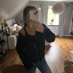 Svart kofta från lager 157 - Svart kofta med dragkedja och luva från Lager 157.  Fiiin🤍