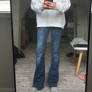 Lågmidjade blå bootcutjeans - Ett par supersnygga lågmidjade mörkblå bootcutjeans från Only💓