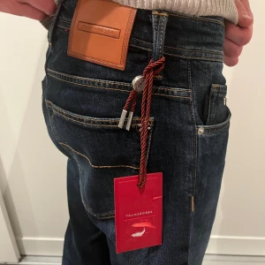 Tramarossa Jeans - Tramarossa Jeans | Jeansen är aldrig använda och har tagen kvar. Endast provade. Färgen är väldigt mörkblå med tvätt. Nypris: 3999kr. Modellen är 185cm väger 70kg.