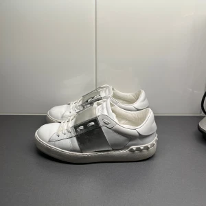 Valentino skor - Valentino skor i storlek 37,5 men passar 38. Skorna är i väldigt bra skick och kommer med dustbag.