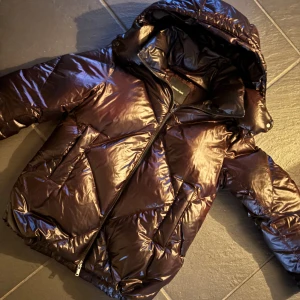 Vinröd Massimo dutti jacka - Super fin dunjacka från Massimo dutti, vet ej om den går att köpa längre! Storlek S 💞FRI FRAKT I 7 DAGAR