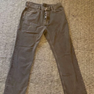 Grå Weekday straight jeans 31/32 - Säljer ett par gråa jeans från Weekday i modellen Space Relaxed Straight Jeans. De har en rak passform och klassisk femficksdesign. Jeansen är tillverkade i bomull och har en avslappnad vibe, perfekta för dig som gillar en enkel och clean look.