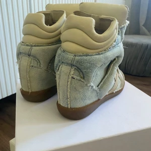 Isabel Marant  - Isabel Marant i denim material. 