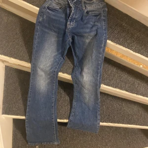 Blå raka jeans med klassisk passform - Säljer ett par blå jeans low waist och bootcut från shein 