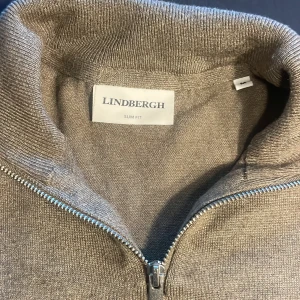 Lindbergh Half-Zip - En Half-Zip från Lindberg i en otrolig färg som kan stila upp en rejält. Priset är förhandlingsbart. Ser du denna så är det klart att du ska ha den. Ett stort tips är att ha på dig denna med en snygg väst. Då glider du runt med det bästa självförtroendet i stan!!!