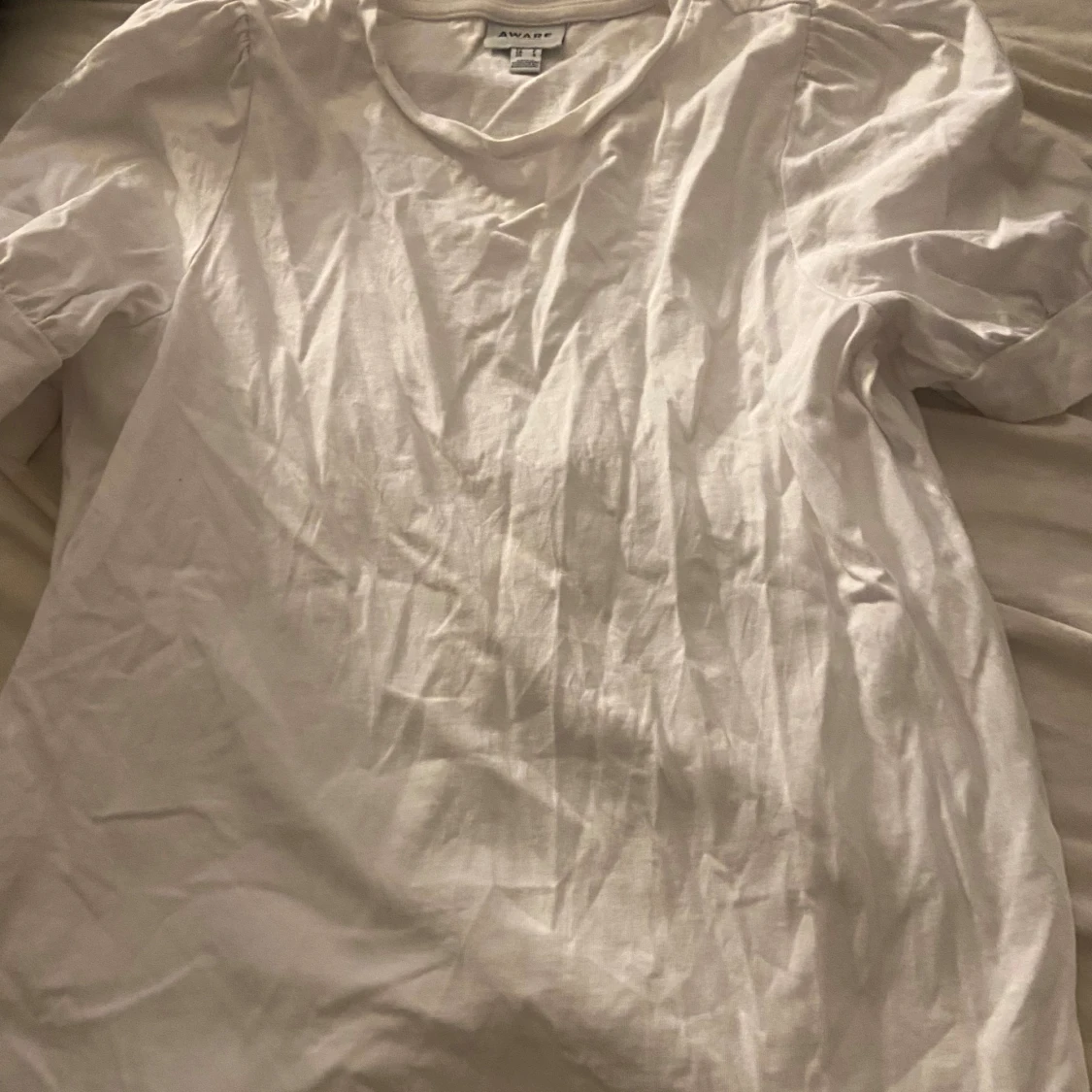 Vit t-shirt från Aware by Vero Moda