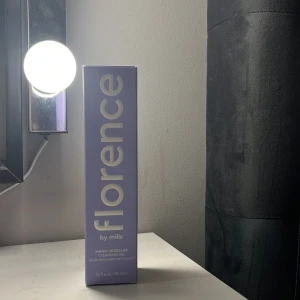 Florence by Mills Magic Micellar Gel - Magic Micellar Cleansing Gel från Florence by Mills, 100 ml. Kommer i en snygg lila förpackning och tub med lila lock. Gelen är genomskinlig och används för att ta bort smink och orenheter snabbt och enkelt, utan att behöva vatten.typ aldrig använt men säljer för att den aldrig kommer till användning! Pris kan diskuteras 