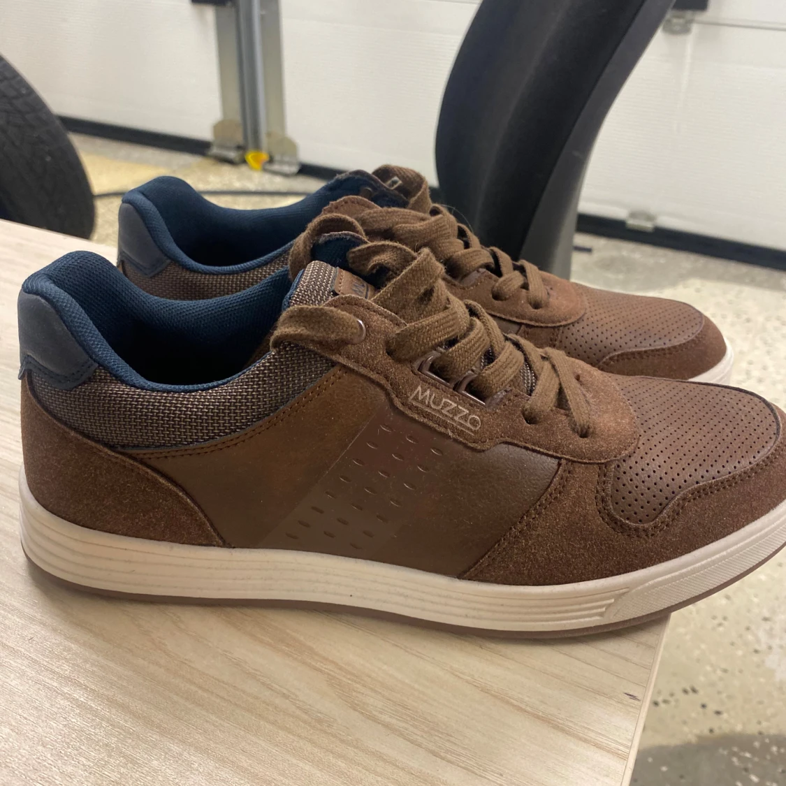 Bruna sneakers från Muzzo, storlek 42 - 2