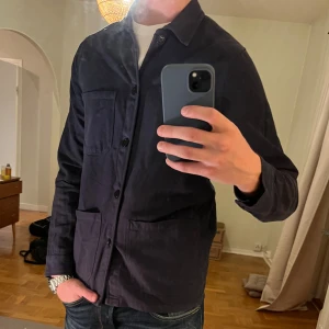 Mörkblå Overshirt A Days March  - Säljer denna sjukt snygga Overshirten från A Days March⭐️ Färgen är mörkblå och storleken är S✅ Den har inga defekter och skicket är utomordentligt🙌🤝 Sjukt najs passform och passar perfekt till hösten🍁🙌 Tveka inte på att höra av er dig vid minsta fråga eller fundering😊