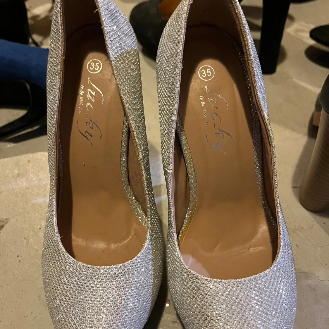 Glittriga silverpumps med hög klack - 1