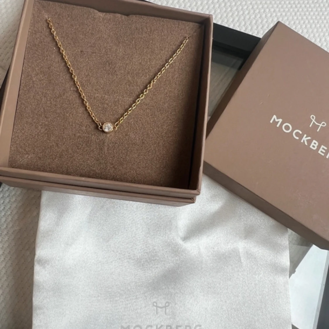 Mockberg halsband med guldton och sten