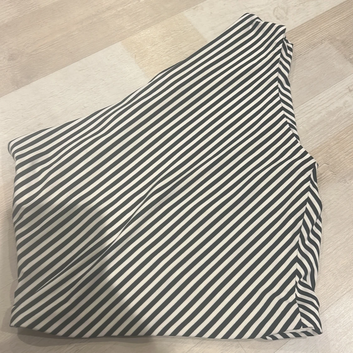 Randig svartvit topp