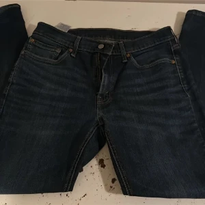Levis 541 - Ett par Levis 541 i mörkblå färg storleken är 32 waist och 32 längd, jeansen är i bra skick, bara att skriva för frågor eller flera bilder👍