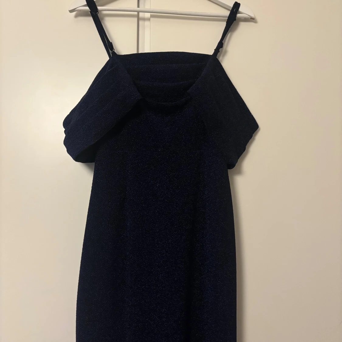 Marinblå glittrig långklänning - 3