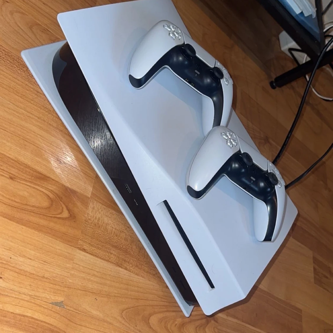 PlayStation 5 med två DualSense-kontroller - 1
