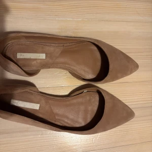 Ballerina skor - Fina mocka-liknande ballerina skor från H&M, använd enstaka gånger, så fint skick vilket syns på bilderna. 