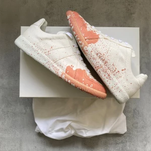 Maison margiela skor - Säljer ett par feta maison margiela skor | allt og  tillkommer | skicket på skorna är 10/10 helt nya| storlek 40-41 | ny pris 7000: mitt pris är 2699| skriv vid frågor och funderingar  