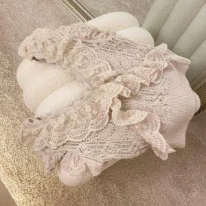 Vit stickad blus med volanger - Supersöt vit stickad blus med volange. Blusen har v-ringning, korta ärmar och är stickad med inslag av spets för en romantisk look. Perfekt för dig som gillar en feminin och trendig stil. 