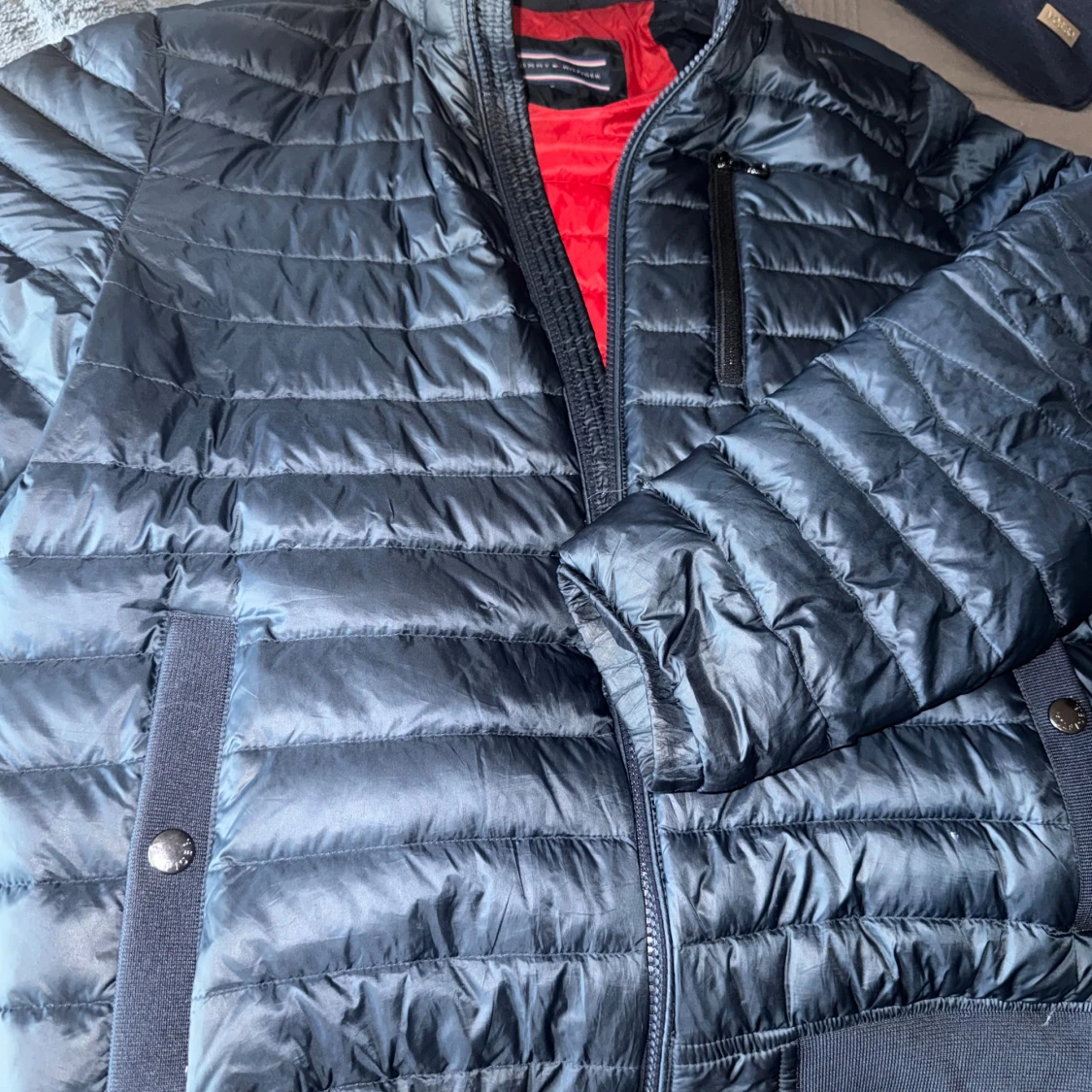 Mörkblå dunjacka från Tommy Hilfiger