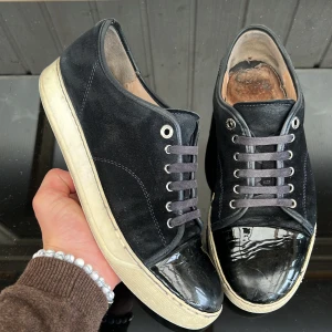 Lanvins - Sjukt snygga lanvins! Uk7 motsvarar 41 fits 42! Skick: 8/10! Precis som på bilderna! Hör av dig vid frågor eller funderingar 🤩