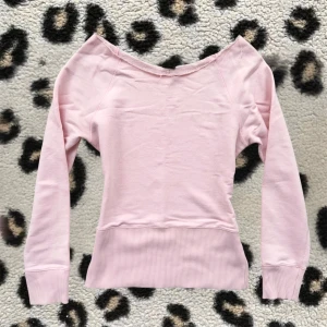 vintage y2k off shoulder tröja  - ljusrosa offshoulder tröja lik den från victoria’s secret uppskattar storleken som s/m 💌 kan skickas omgående 