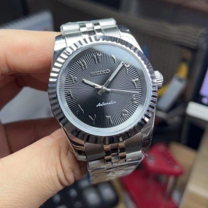 Seiko Mod DateJust Arabic Dial Klocka Silver - Seiko Mod DateJust med arabisk urtavla i grått och en klassisk 39 mm boett. Klockan är byggd i rostfritt stål, har safirglas och drivs av det automatiska NH35-verket – känt för sin precision och tillförlitlighet. En stilren och unik klocka med lyxig känsla