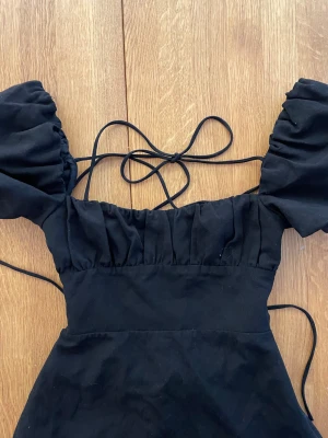 Klänning med öppen rygg - Snyggaste klänningen, öppen rygg med knytning! Tyvärr för liten för mig :(