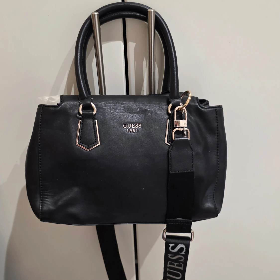 Svart handväska från Guess