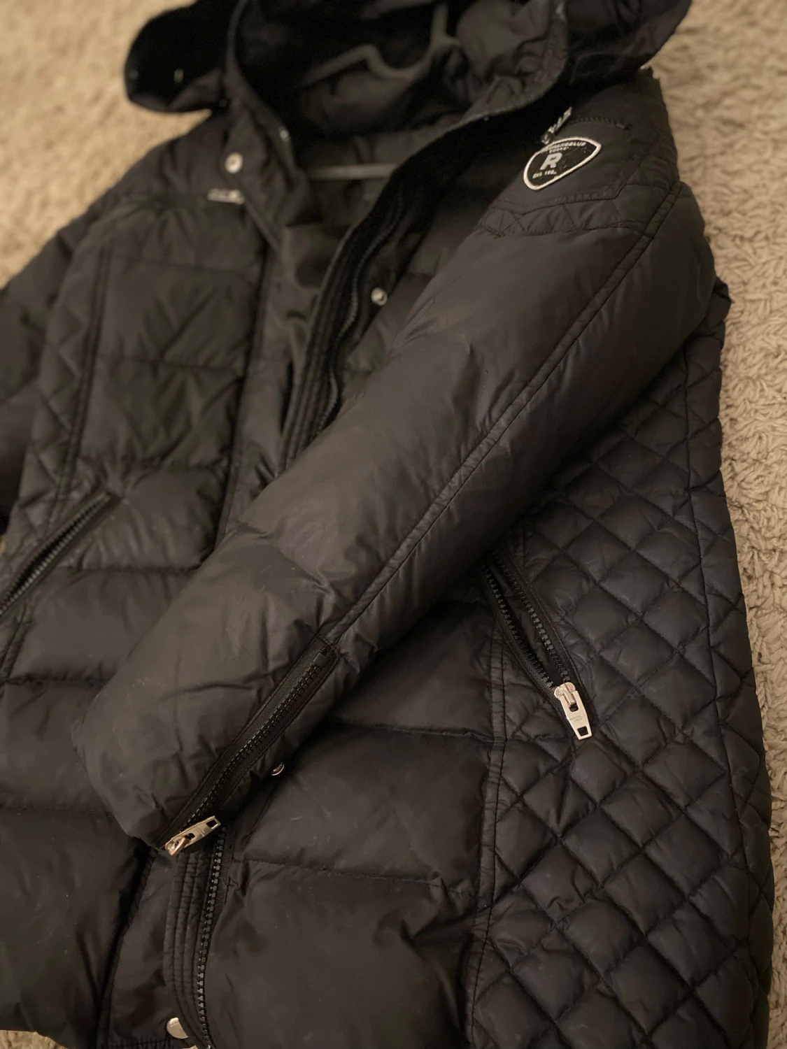 Svart pufferjacka från Rockandblue - 2